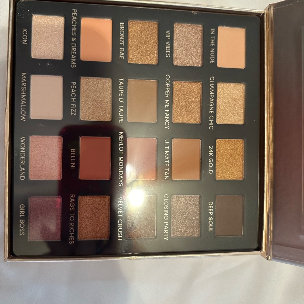 Iconic London - Day To Slay  Eyeshadow Palette - New No Box